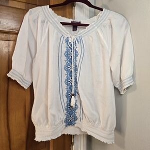 Gloria Vanderbilt White Peasant Blouse with Blue Embroidery Sz M